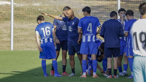 Manuel Pablo, dando instrucciones durante un partido de pretemporada