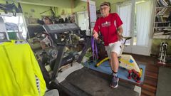 El doctor Manuel Cruces, en el espacio de entrenamiento que tiene en su casa para seguir participando en triatlones a sus 82 a�os