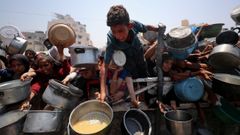 Varias personas esperan para recibir comida en la Ciudad de Gaza.