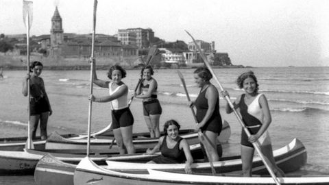 XUNETU. Moces en canoa en la playa de San Lorenzo,  hacia 1934