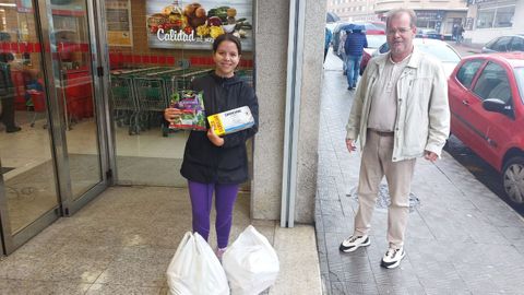 Tamara y su padre, en la puerta del establecimiento donde ganaron el sorteo.