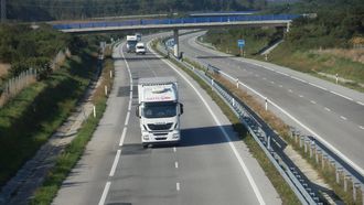 Tramo de la autov�a rebacheado en Tapia, que ser� mejorado integralmente