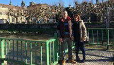 La pareja de emprendedores, el jueves, junto al r�o Sar, cerca del bajo en el que abrir�n el centro. 
