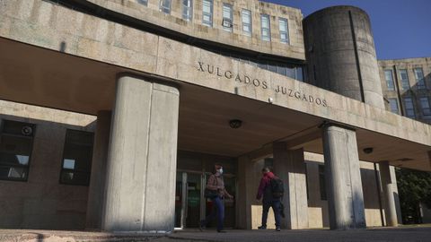 Entrada de los juzgados de Fontias, en Santiago.