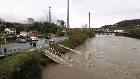 Una carretera inundada en Argame, Soto de Ribera (Asturias), en pleno temporal 