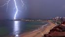 Un rayo ilumina la playa de San Lorenzo, en Gij�n