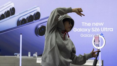 Una persona interact�a con el Samsung Galaxy S26 Ultra.