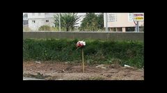Flores en Lonzas, en el punto del accidente mortal del trabajador del servicio de recogida de basuras