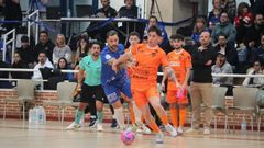 El debutante Nico avanza con la pelota en el Eva Mangu�n.