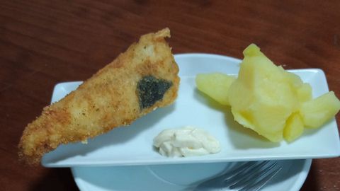 Filete de lirio rebozado y frito, con patata cocida, el �fish and chips� gallego que �sabe a gloria� y es m�s asequible y sano que el plato m�s famoso del Reino Unido.