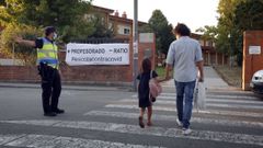 Pancarta de protesta contra la situaci�n organizativa en los colegios en un centro de Arousa