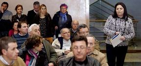 Los comerciantes asistieron �at�nitos� a las afirmaciones de Ravella sobre la apertura en domingo y el �exceso� de explicaciones .