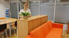 <span lang= gl >Diana Fern�ndez Candia, traballadora social de Cogami A Mari�a, nas instalaci�ns do futuro centro de d�a de Palmeiro, en Xove</span>