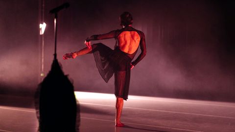 Manu Bad�s, en un momento del estreno de su �Eur�dice sin Orfeo� en el teatro de La Laboral