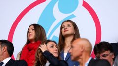 La infanta Sofa y la princesa de Asturias siguen la final de la Eurocopa en Basilea