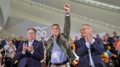 El alcalde de Oviedo, Alfredo Canteli; el líder del PP, Alberto Núñez Feijoo, y el candidato a la Presidencia del Principado, Diego Canga