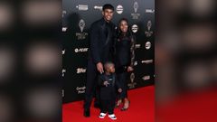 Lamine y su madre Sheila posando en la gala de entrega del Baln de Oro en 2024 junto a su hermano pequeo, Keyne.
