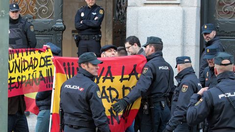 Manifestantes en contra de los comparecientes ante el Supremo