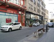 Veh�culos estacionados ayer por la tarde en la r�a carballesa Desiderio Varela. 