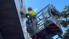 Los Bomberos de Oleiros sanearon una fachada en Santa Cruz tras el desprendimiento de una losa 