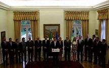 Passos Coelho se rode� de todos sus ministros para anunciar la decisi�n del Gobierno.