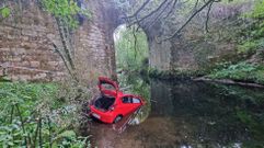 Inicialmente, el coche, que se precipit� desde el puente al r�o, qued� boca abajo y hubo que darle la vuelta para rescatar a la fallecida. 