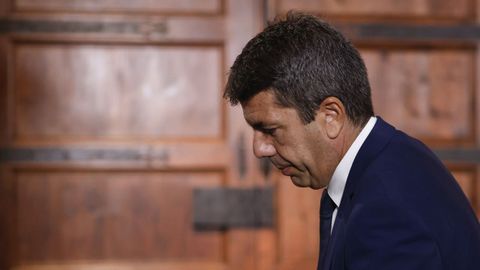 El presidente de la Generalitat Valenciana, Carlos Maz�n, tras de declaraci�n institucional, en el Palacio de la Generalitat.