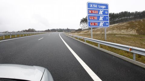 Poca informaci�n. Despista. De lo pocos paneles, este confunde. Marca los km. de las salidas hacia Lugo. Uno piensa que son los km. que faltan.