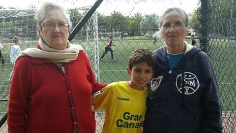 Yeremay, junto a su abuela Angelita (a la izquierda en la imagen) y su ta abuela Teresa