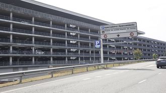Vista exterior del p�rking general del aeropuerto de Santiago-Rosal�a de Castro