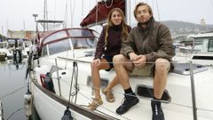Clara y Rasmus, este s�bado en el puerto deportivo de Viveiro a bordo del Havalfulg, el velero �antiguo, robusto y resistente� construido en 1978 en Suecia que han restaurado �pieza a pieza� para llevar a cabo su aventura