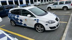 Dos coches de la Polic�a Local y uno de Protecci�n Civil aparecieron el lunes con dos ruedas rajadas cada uno de ellos