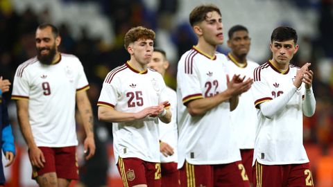 La plantilla espa&ntilde;ola aplaude a sus aficionados tras el empate a cero en Cornell&aacute;.