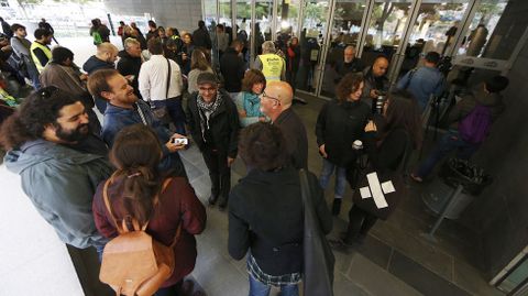 Concentraci�n en la puerta del Ayuntamiento de Badalona