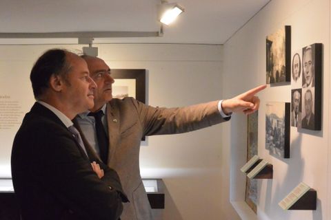 <span lang= gl >O reitor de Vigo visitou as salas de exposicins da Casa de Rosala</span>