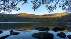 El inmenso Lago de Sanabria (Zamora), el mayor de origen glaciar de la Pen&iacute;nsula, fotografiado desde la misma orilla de una de sus playas fluviales