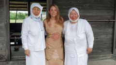 Freitas con dos buceadoras, conocidas en Japn como las Ama, que, a pesar de su edad, capturan erizos de mar y ostras, entre otras especies marisqueras.