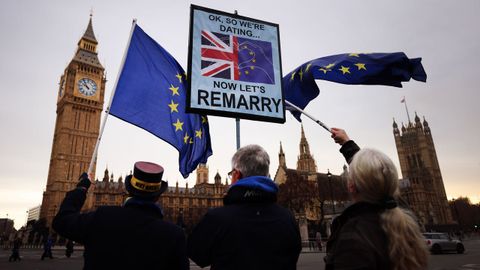 Manifestantes proeuropeos celebraron este mi�rcoles en Londres el regreso del Reino Unido al programa de intercambios Erasmus+. �Estamos saliendo, ahora nos toca volver a casarnos�, se lee en la pancarta con el Big Bang al fondo. 