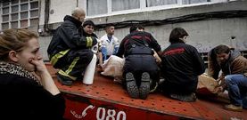 Bomberos, personal del 061 y familiares de la mujer, subi�ndola al cami�n del servicio contraincendios.