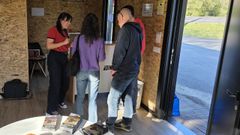 Visitantes en la oficina de informaci�n que puso en marcha la Fundaci�n Brandomil