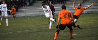 Basti, del Soneira, dispara a puerta para anotar el 1-0 en el derbi que se jug� el s�bado. 