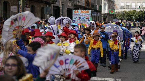 El multitudinario desfile escolar de entroido de Xinzo llen las calles del municipio