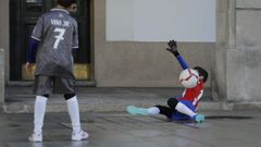 Imagen de archivo de dos nios jugando al ftbol en una plaza de A Corua