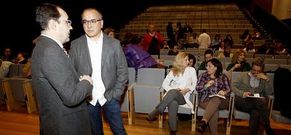 Sergio Est�vez, antes del inicio de la jornada, con el gerente Jos� Antonio Garc�a Quint�ns.
