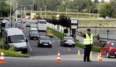 <span lang= es-es >La variante, en doble sentido</span>. Hasta �ltima hora de la ma�an la variante permiti� la circulaci�n en dos sentidos, con momentos puntuales de atasco, y como ensayo general para el futuro. 