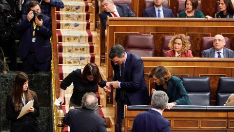 Lastra no ha podido subir a la Mesa para meter su voto en la urna reglamentaria y, al final de la votaci�n, un ujier ha tenido que acerc�rsela para que votase desde el lugar, en un extremo del hemiciclo, donde la estaban atendiendo.