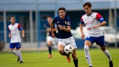 Nico Pereira y Omar Falah disputan por un bal�n durante el Vetusta-Langreo