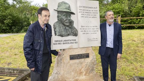 Ángel Labarta e Manuel Muíño, nos actos do centenario da morte de Labarta Pose, en maio. Os dous participaron da descuberta da escultura na praza Jorge Mira Pérez