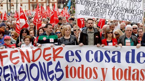 les de personas han participado hoy en Gij�n de la manifestaci�n convocada por los sindicatos UGT y CC OO y la Federaci�n de Asociaciones de Personas Mayores para reivindicar pensiones dignas