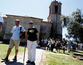 Un grupo de peregrinos, en una iglesia de Caldas.